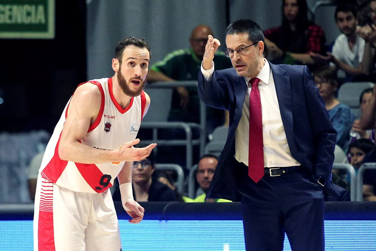 Marcelinho Huertas eta Pedro Martinez. Argazkia: EFE