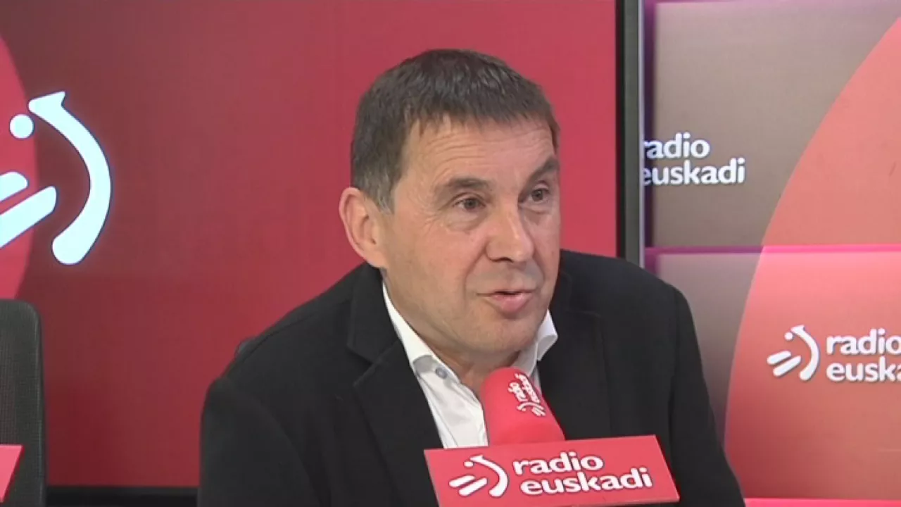 Arnaldo Otegi Radio Euskadin. ETBren artxibotik ateratako pantaila-irudia.