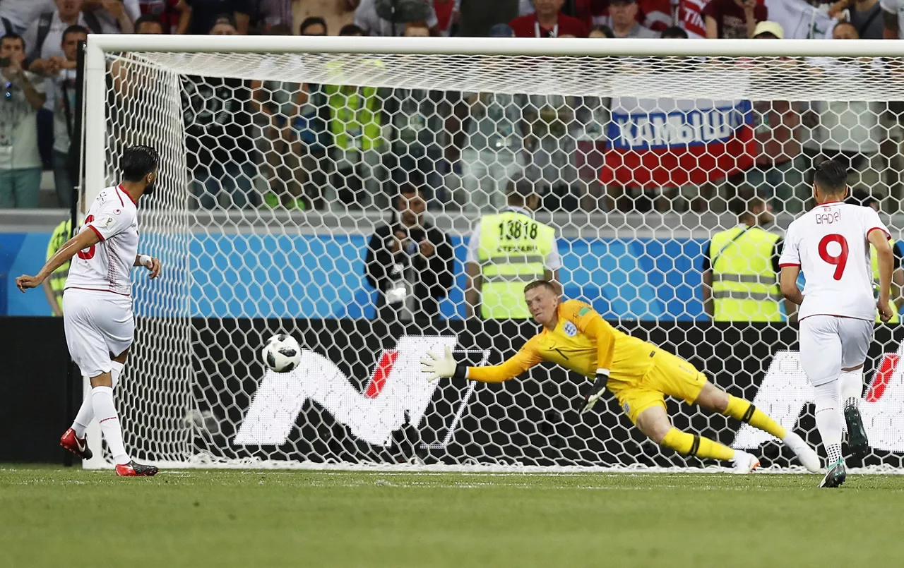 Túnez-Inglaterra  (1-2). Ferjani Sassi transforma el penalti para Túnez. Foto: EFE