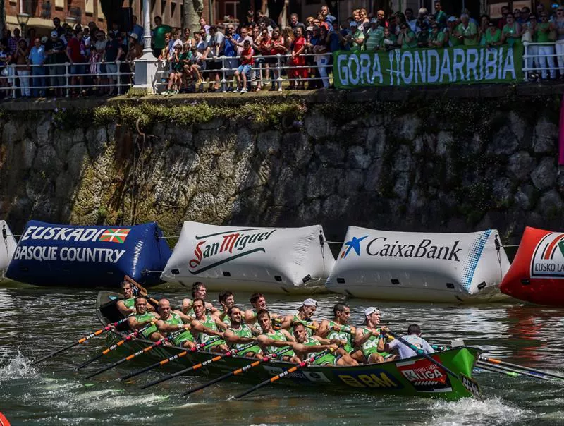 Hondarribia, durante una regata. Foto: Efe.