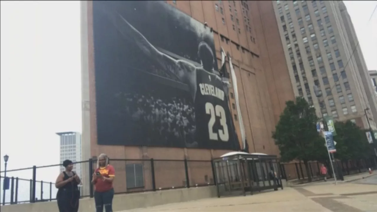 20180704121835_lebronjamespancarta_