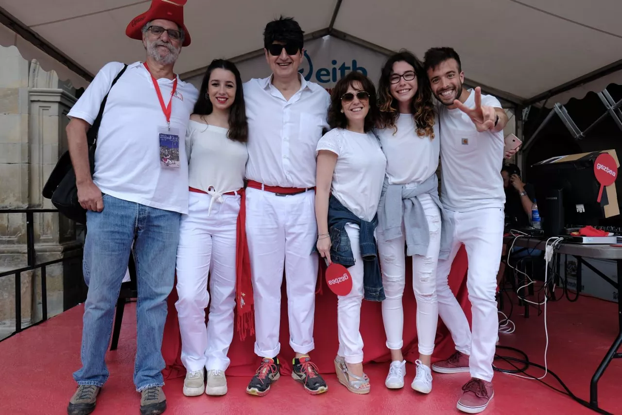 'Dida Fresh'eko kideak eta Iñaki Elortza Mikele Granderekin