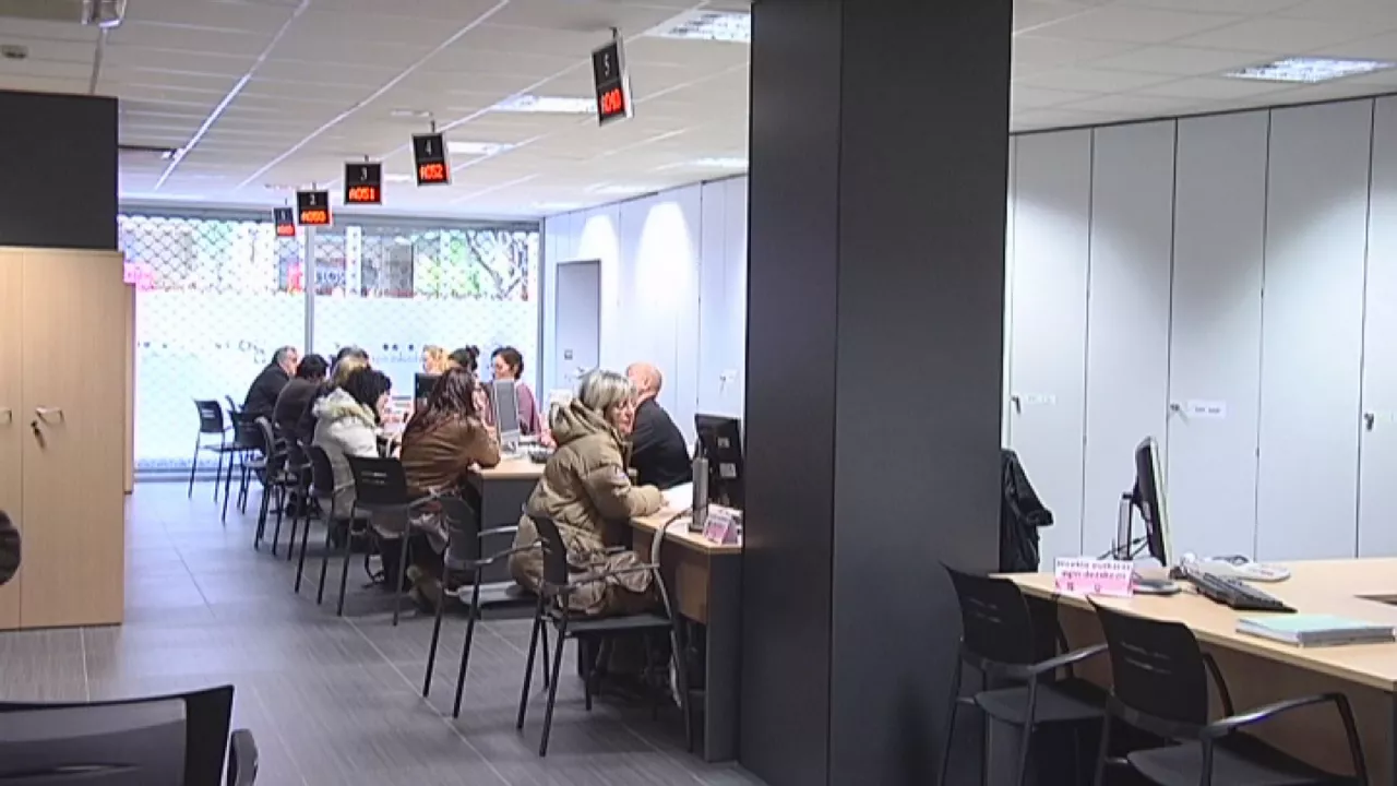 Varias personas realizan su declaración de la renta. Foto obtenida de un vídeo de EITB.