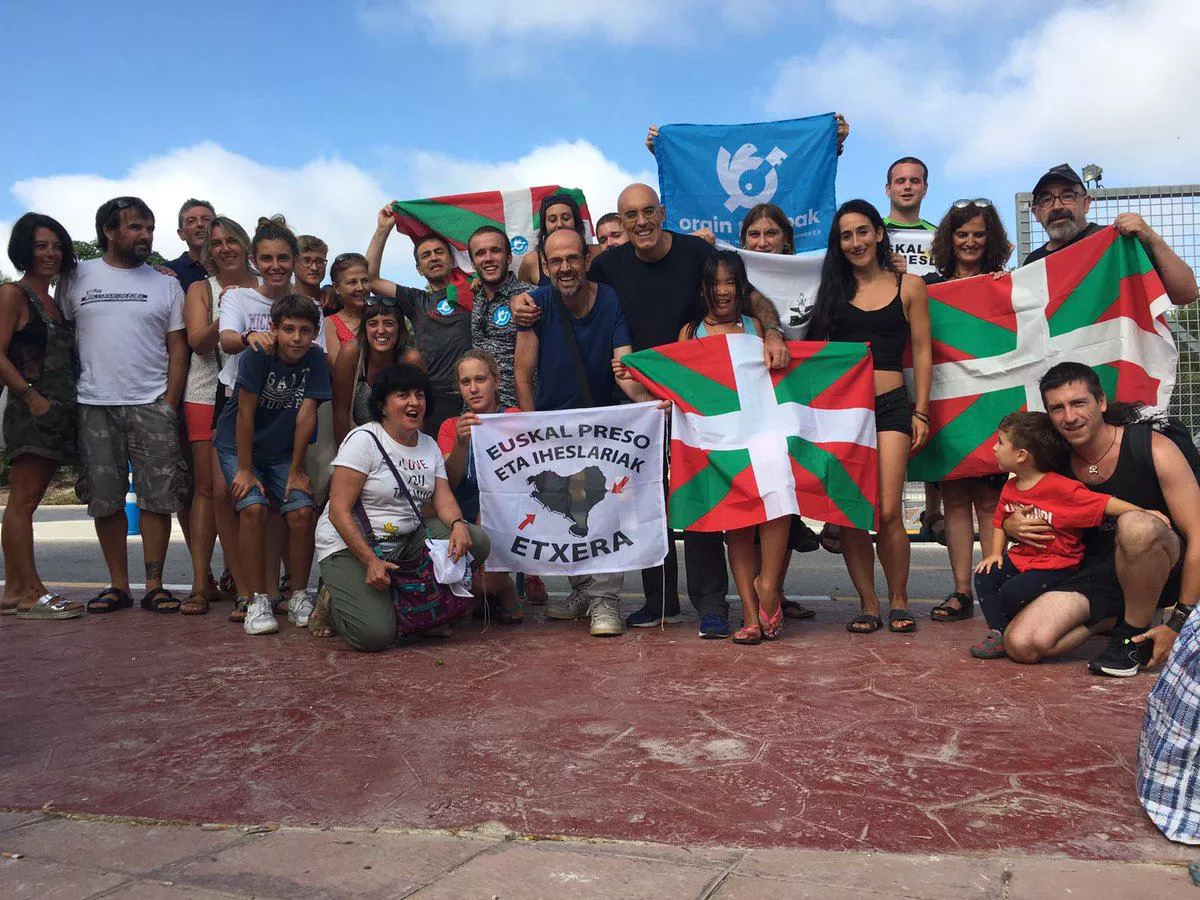 Enbeita presoa, lagun eta senideekin, kartzelatik irten eta gero