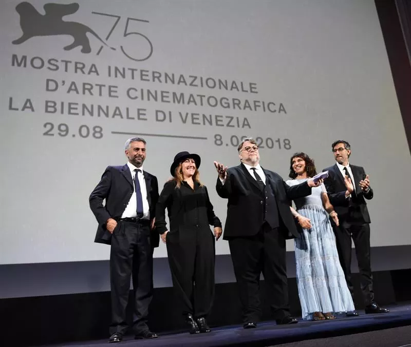Los presidentes de los jurados Salvatore Mereu, Athina Tsangari, Guillermo del Toro, Susanne Bier y Ramin Bahrani. Foto: EFE 