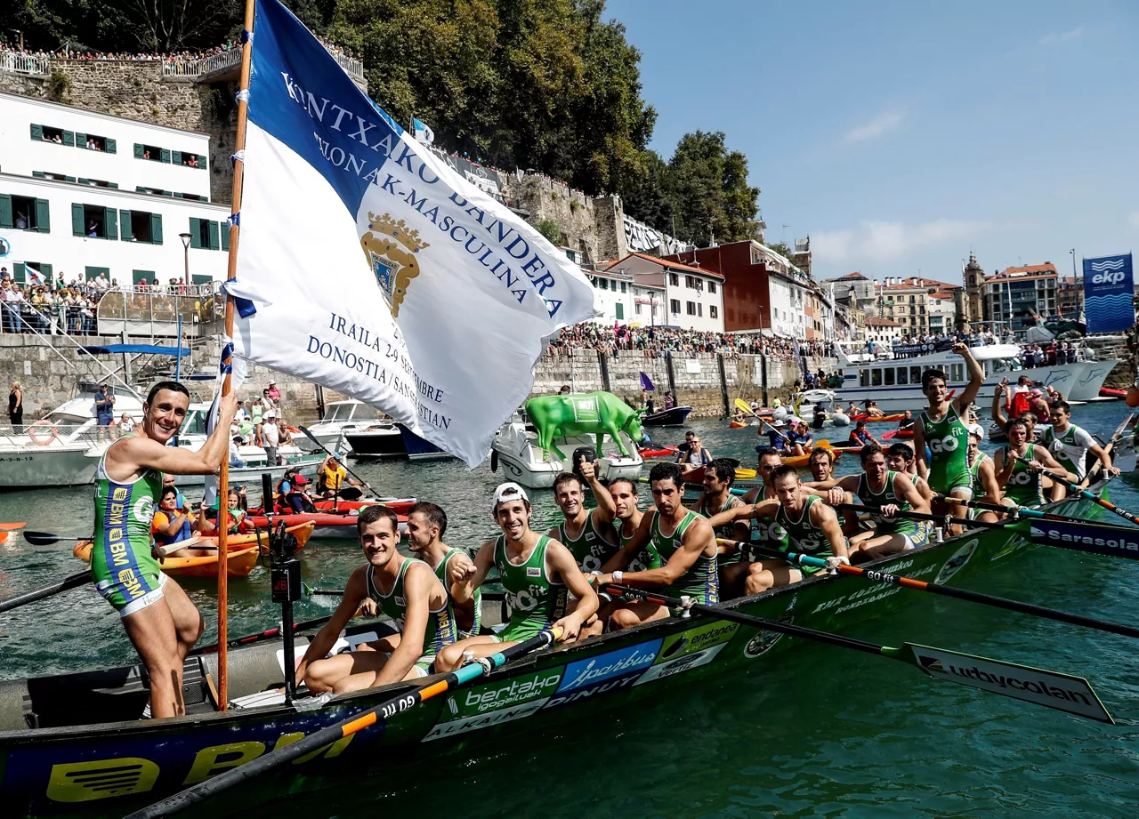 Hondarribia tras recibir la Bandera de La Concha. Foto: EFE