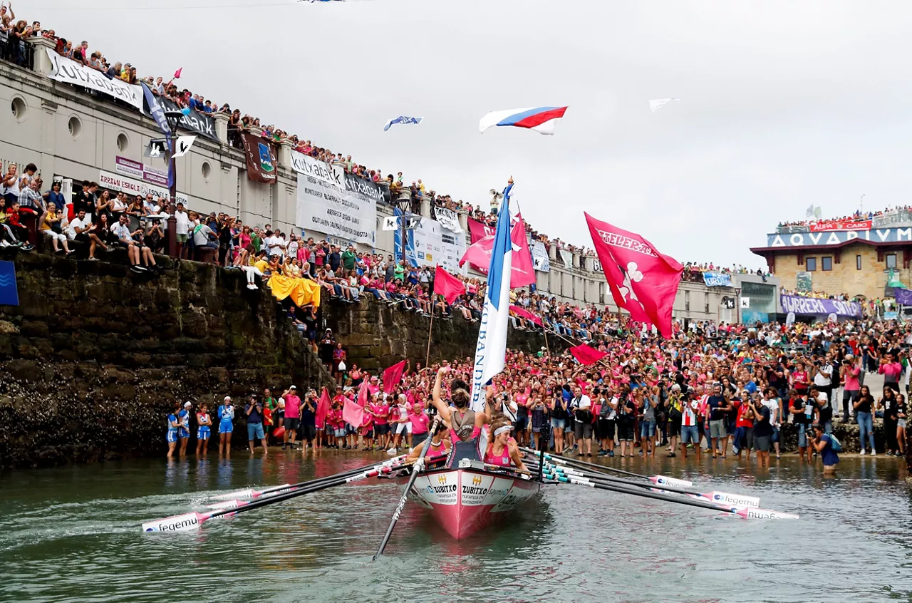 San Juan, con la Bandera de La Concha. Foto: EFE