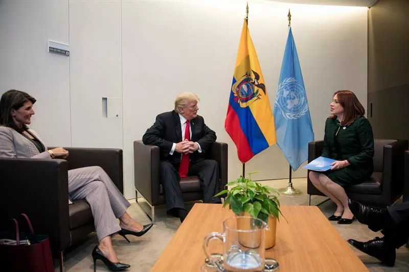 Donald Trump, junto a la embajadora estadounidense ante la ONU. Foto: EFE