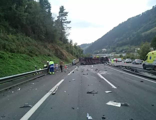 Un camión volcado sobre la mediana en la AP-8, en Eibar. Foto: Bomberos de Gipuzkoa