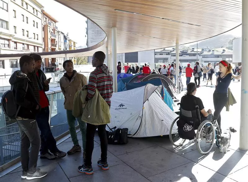 Migratzaileak etorkinak Irun kanpaldia