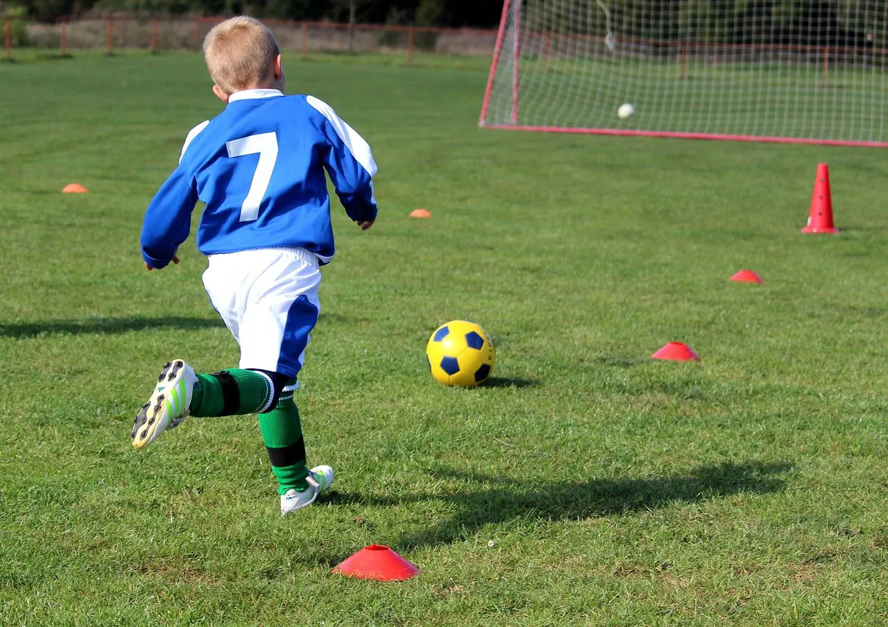 FUTBOL NINOS ESCOLAR FUTBOLA UMEAK PIXABAY