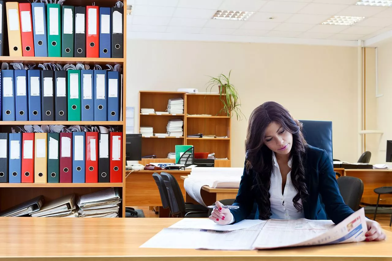 MUJER TRABAJADORA EMAKUME LANGILEA LANGABEZIA PIXABAY