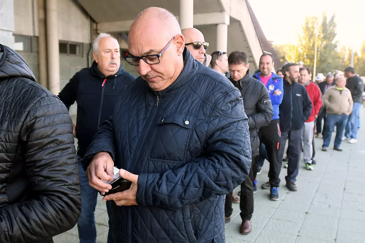 Colas en León. Foto: EFE