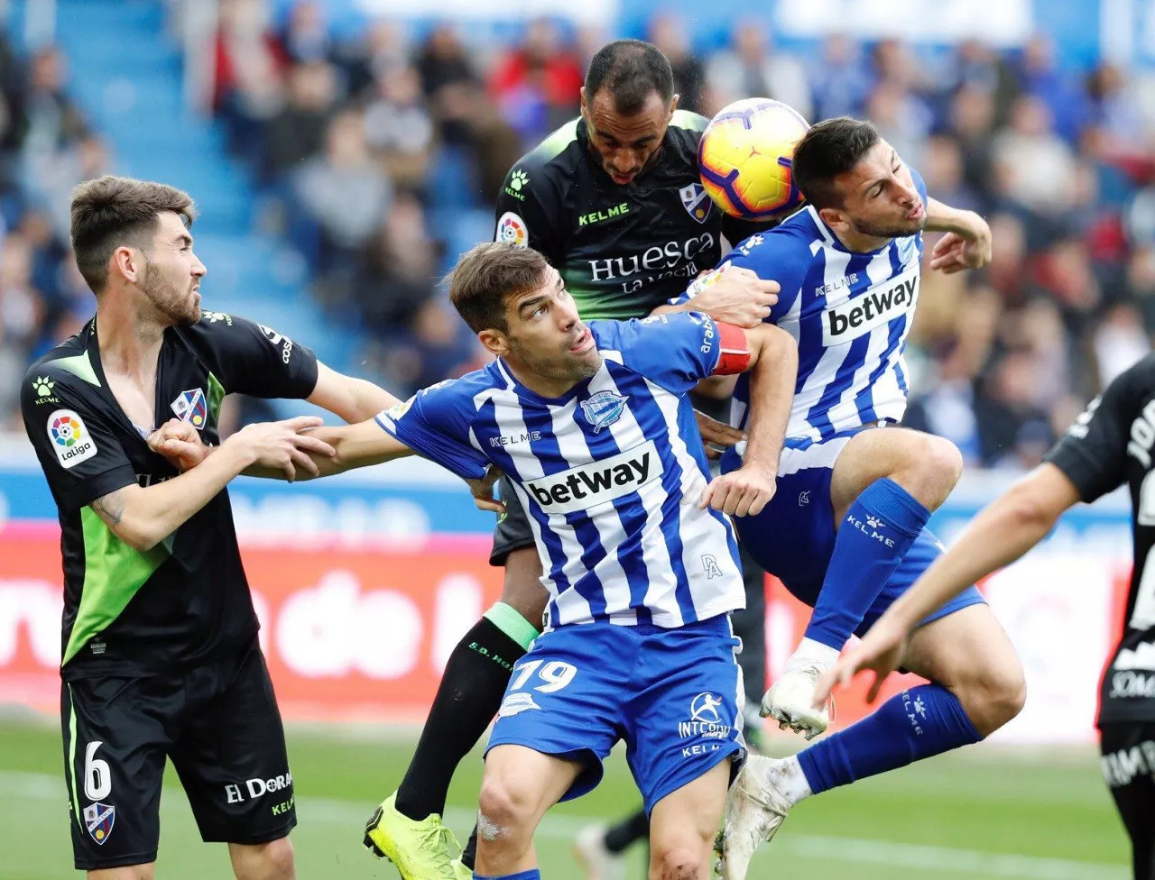 Moi Gomez y Manu Garcia en el Alavés-Huesca. Foto: EFE