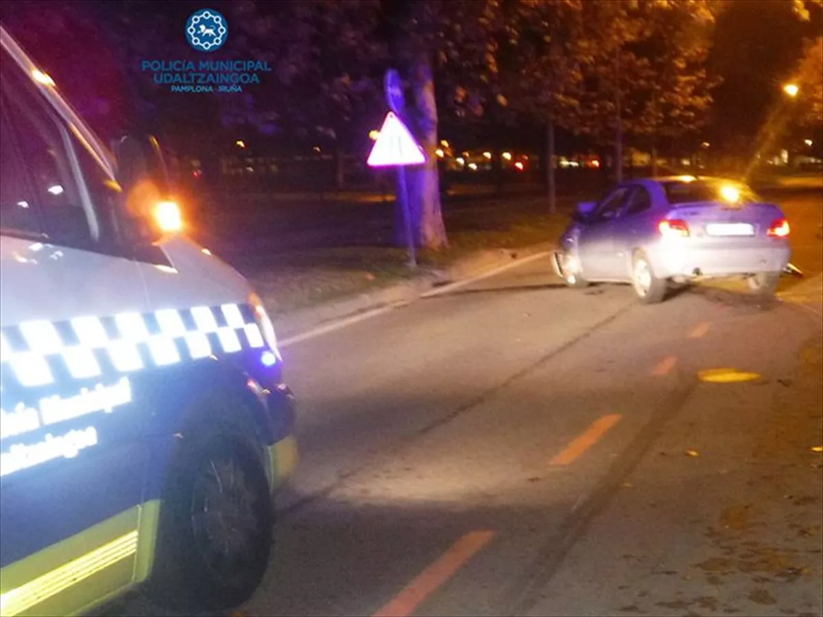 Choca con cuatro vehículos estacionados y huye del lugar. Foto: Policía Municipal de Pamplona.