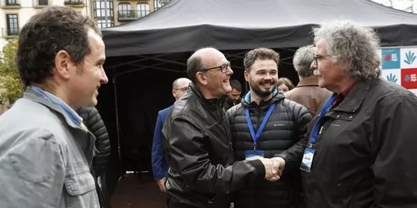 Eduard Pujol, Joan Tarda eta Gabriel Rufian, en Donostia. Foto: EFE, Donostian. Argazkia: EFE