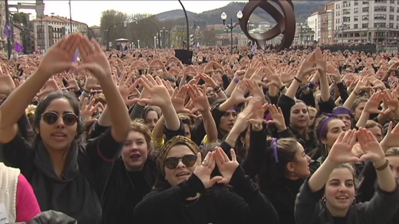 Indarkeria matxistaren aurkako protesta Bilbon. EiTBko bideo batetik ateratako irudia.