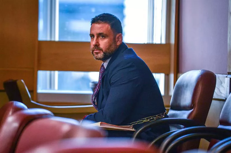 Pablo Ibar bera bakarrik eserita traje urdin eta gorbatarekin, Floridako auzitegian