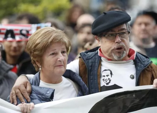 Llos padres de Iñigo Cabacas, Manu y Fina, en la concentración. Foto: EFE