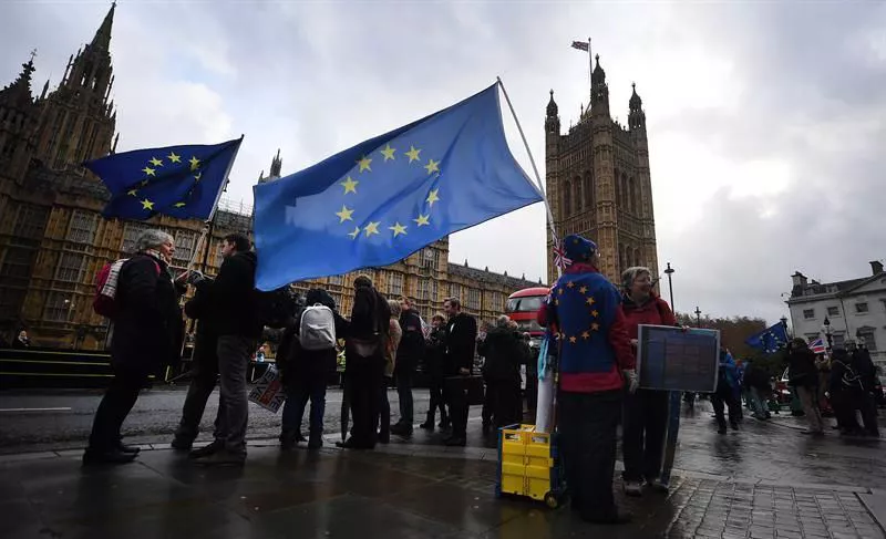 Seguidores contrarios al 'brexit' se manifiestan a las afueras del Parlamento en Londres