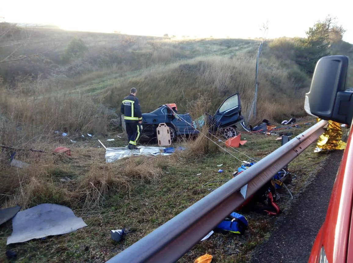 Errepidetik atera da autoa, eta lagun bat harrapatuta geratu da barruan. Argazkia: @bomberos_na