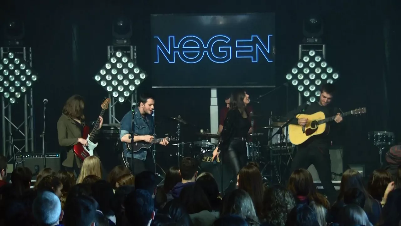 Nøgen, Ahotsenean