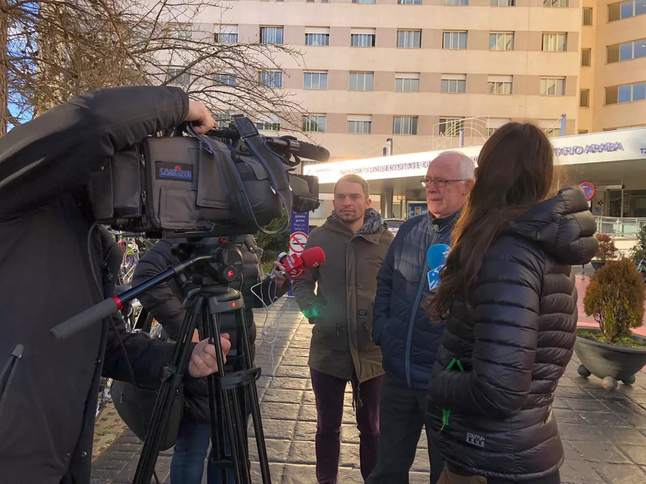 Sareren bozeramaileak Txagorritxu ospitalearen aurrean.