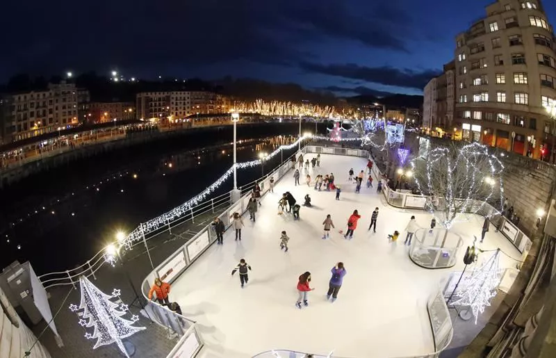 La pista de hielo vuelve, un año más, al Arenal. Foto: EFE.
