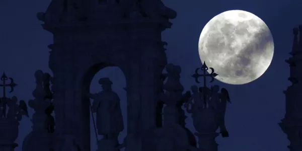 Ilargi eklipse osoa Santiagon. Argazkia: EFE.
