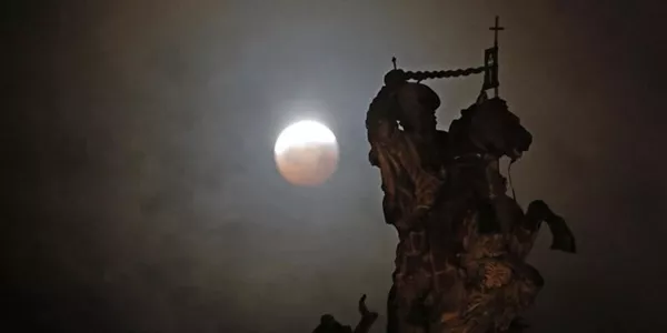 Ilargi eklipse osoa Santiagon. Argazkia: EFE.