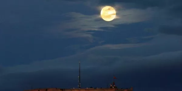 Ilargi eklipse osoa Alacanten. Argazkia: EFE.