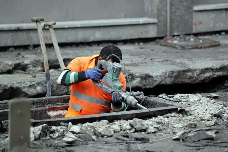 Behargin bat Bilboko obra batean lanean. Artxiboko argazkia: EFE