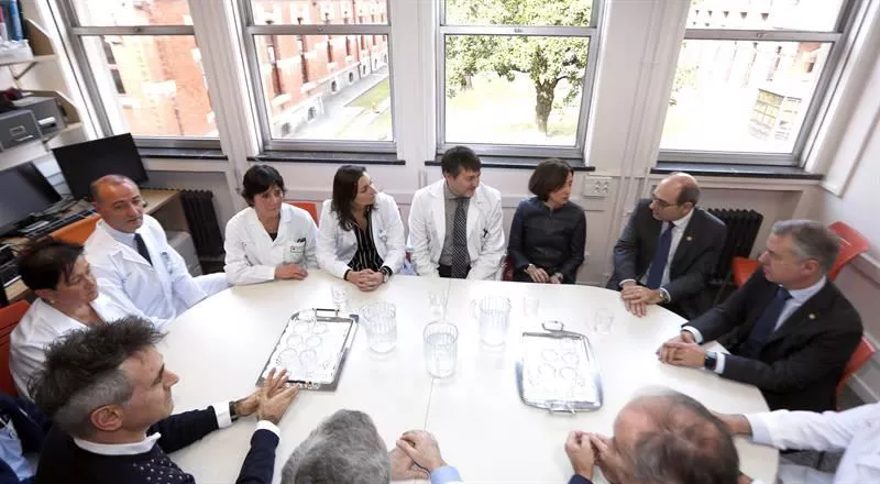 Médicos especialistas del Hospital Basurto junto a Jon Darpón e Iñigo Urkullu.