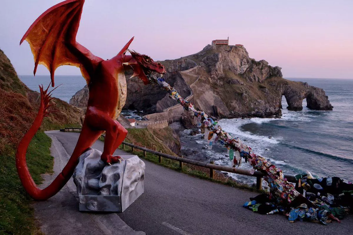 Greenpeacen dragoia Gaztelugatxen. Argazkia: Greenpeace