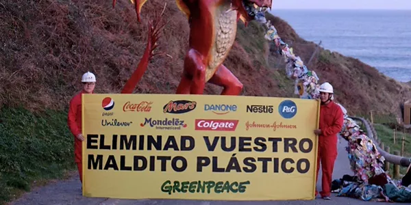 Greenpeacen dragoia Gaztelugatxen. Argazkia: Greenpeace