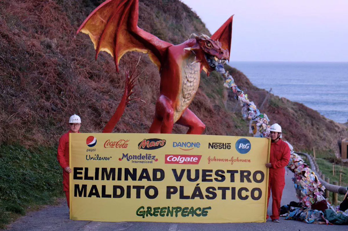 Greenpeacen dragoia Gaztelugatxen. Argazkia: Greenpeace