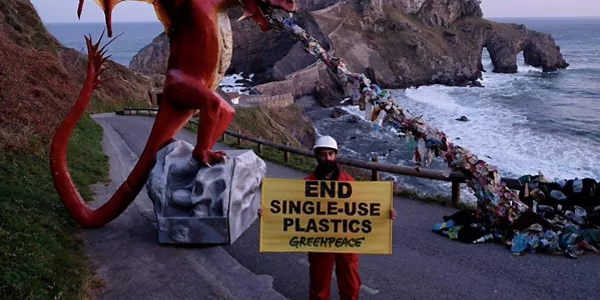 Greenpeacen dragoia Gaztelugatxen. Argazkia: Greenpeace