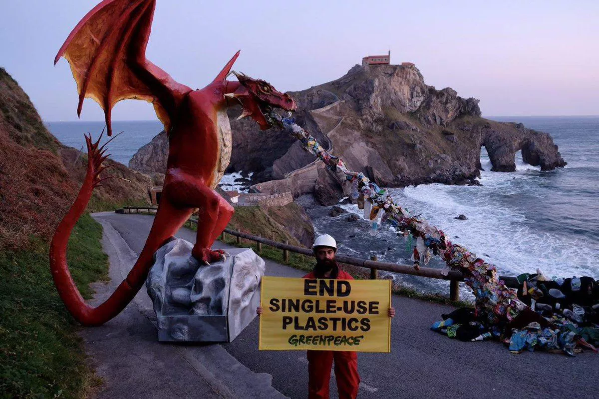 Greenpeacen dragoia Gaztelugatxen. Argazkia: Greenpeace