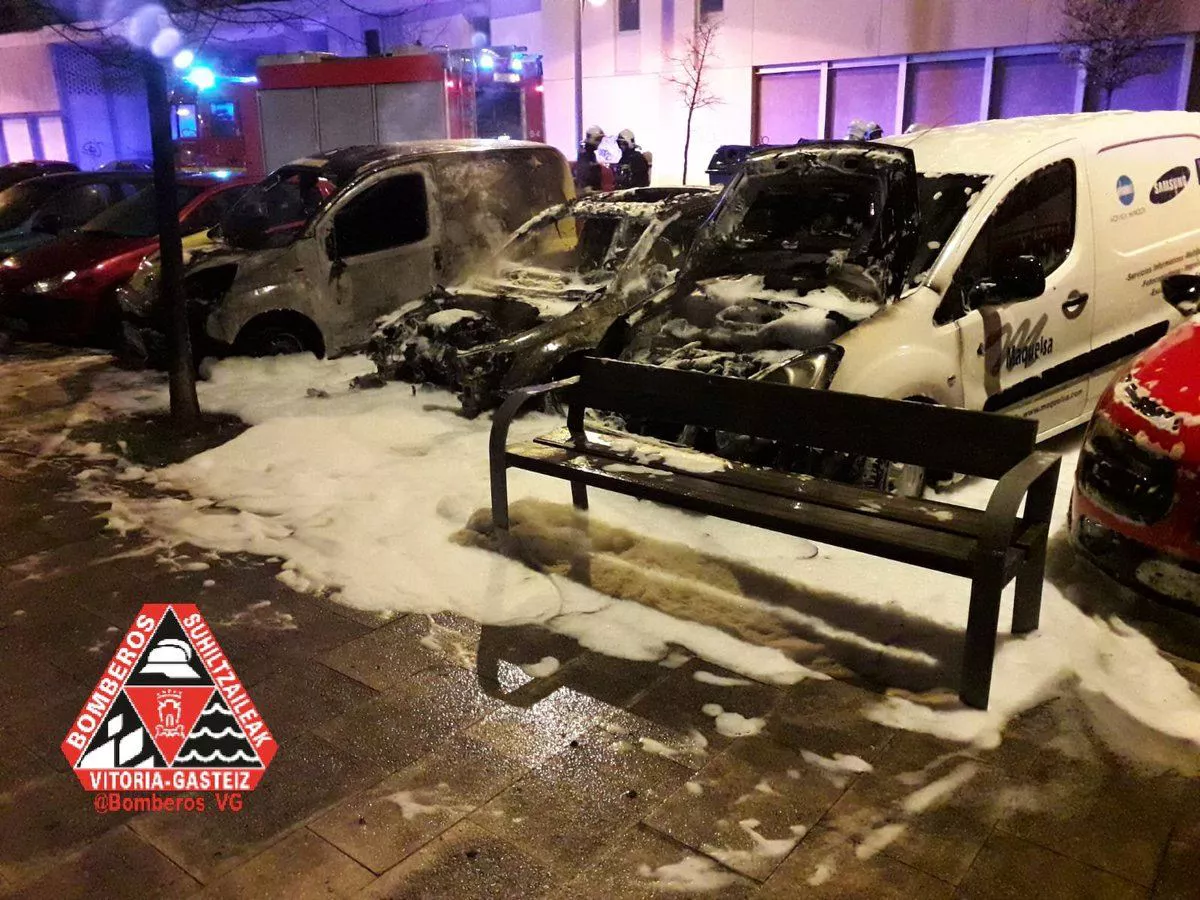 Los vehículos afectados por el incendio de Vitoria