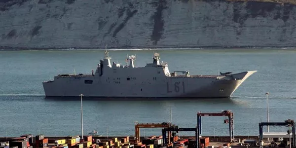 El portaviones 'Juan Carlos I' en Getxo. Foto: Efe.
