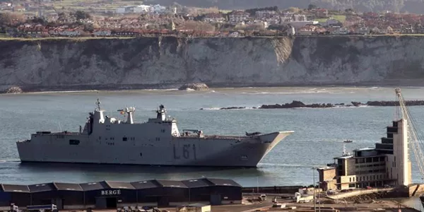 El portaviones 'Juan Carlos I' en Getxo. Foto: Efe.