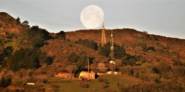 Luna de gusano en el Valle deTrapaga. Foto: Alberto Zoriilla