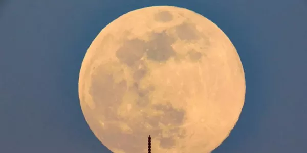 Luna de gusano en Hungria. Foto: Efe