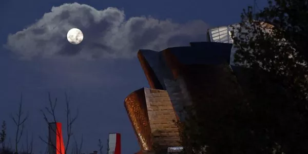 Luna de gusano en Bilbao.Foto: Efe.