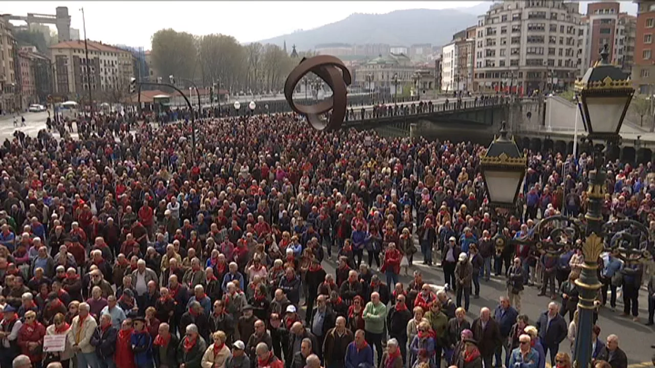Imagen de archivo de una concentración de pensionistas en Bilbao. Foto obtenida de un vídeo de EiTB.