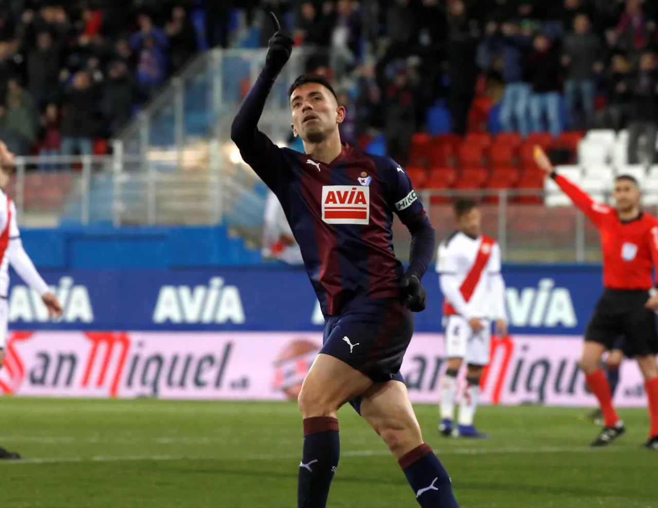 Charles Dias celebrando un gol con el Eibar.