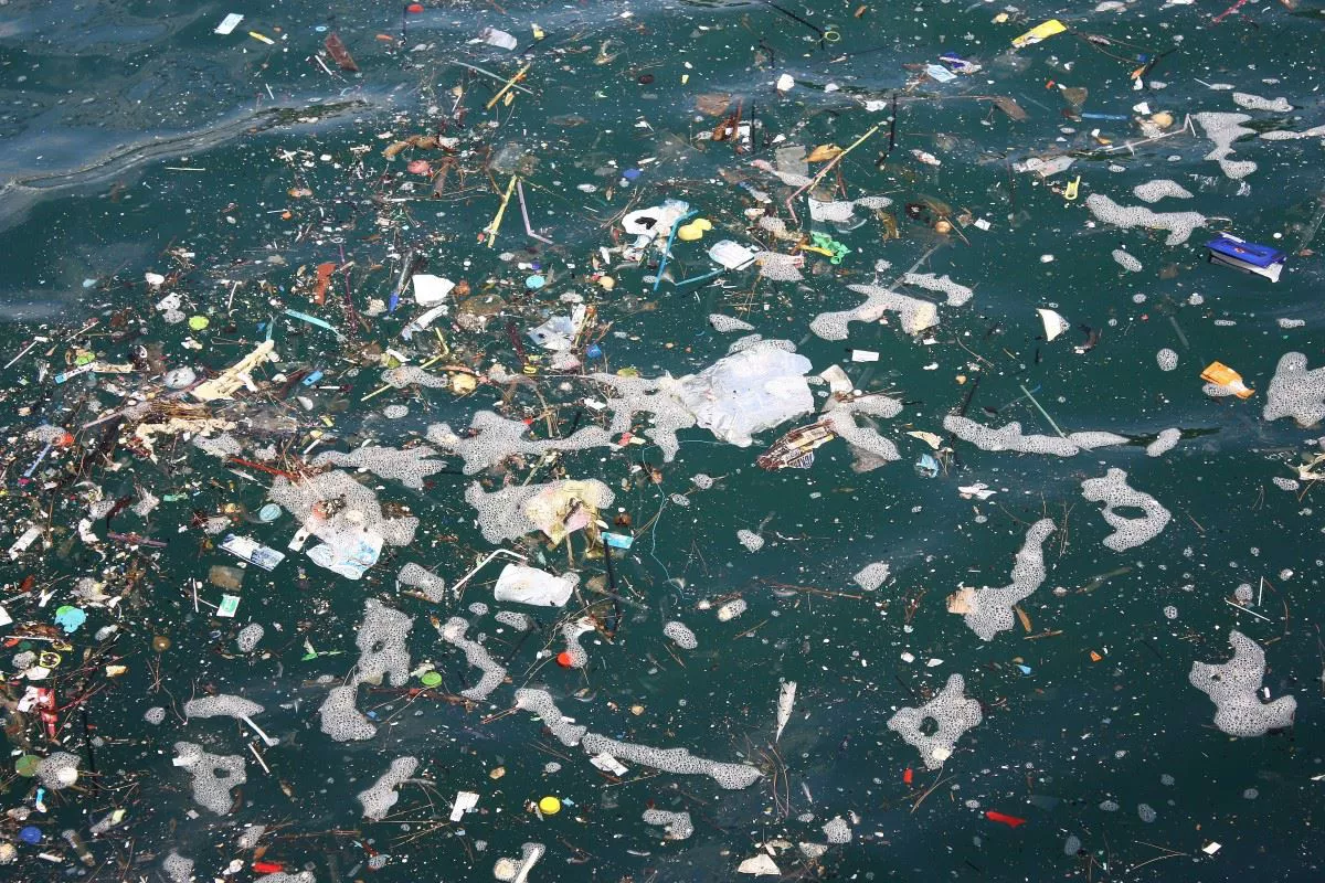 Plastikoa itsasoan