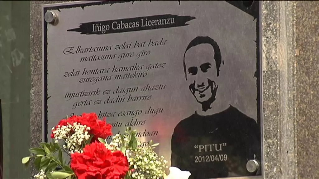 Placa en homenaje a Iñigo Cabacas. Foto: EiTB