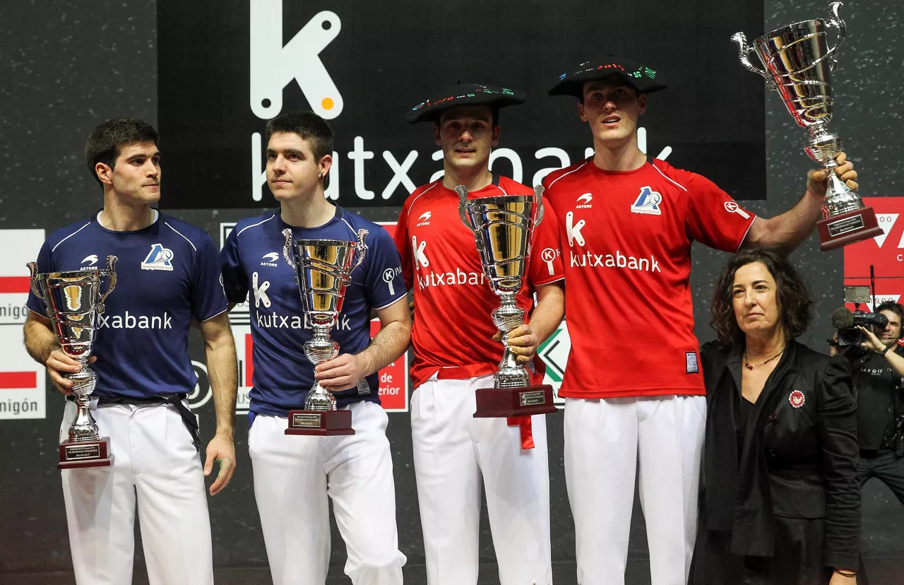Zabaleta, Irribarria, Elezkano II y Rezusta, con los trofeos. Foto: EFE