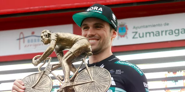 Maximilian Schachmann, con el trofeo del gnador de la 1ª etapa. Foto: EFE